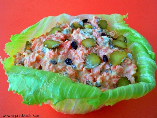 Marul Yaprağı İçinde Havuç Salatası